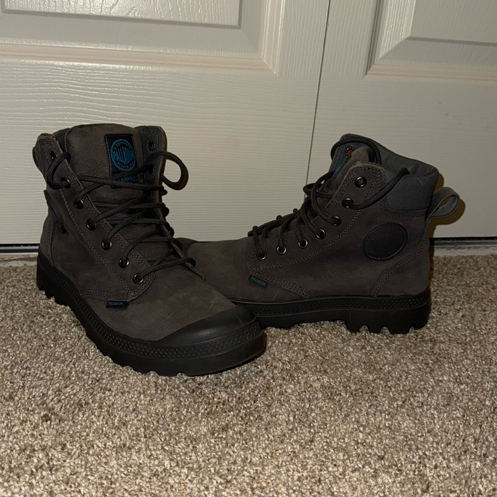 Palladium Boots
Size 7